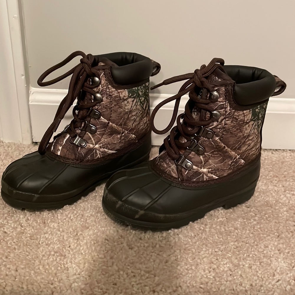 Youth Boys size 11 Magellan boots